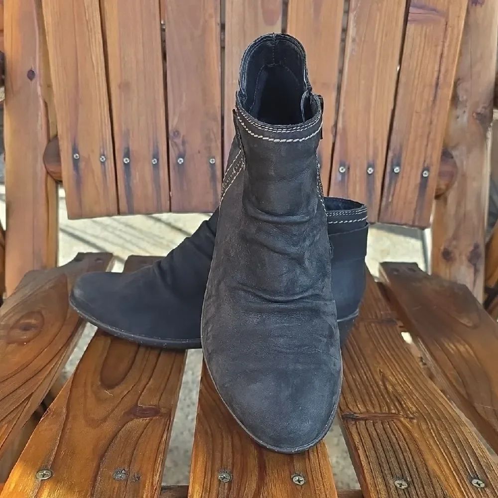 ROCKPORT Booties, Suede Size 7, NWOT! Great For FALL